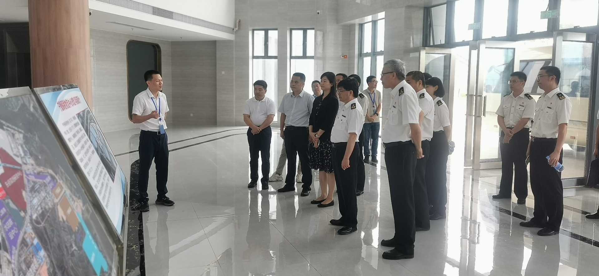 海關(guān)總署自貿(mào)司司長潘城一行蒞臨寧德國際物流中心項目調(diào)研，周桂芳拍攝1.jpg